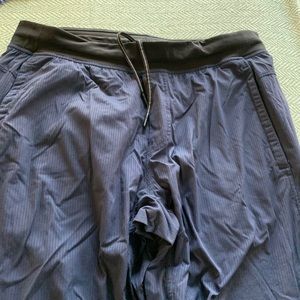 LuLuLemon men pant. XL. Navy with black waistline